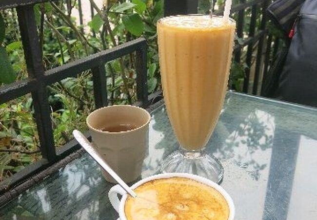 湖とエッグコーヒー