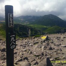 山頂から、北海道最高峰・旭岳方面を望みます