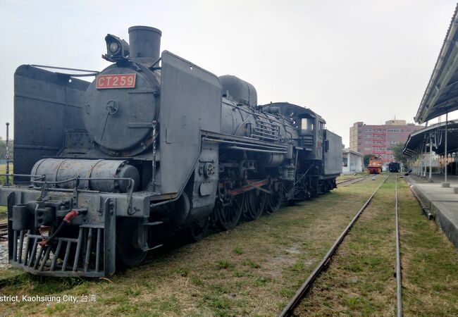 旧鉄道駅を利用した鉄道展示館です