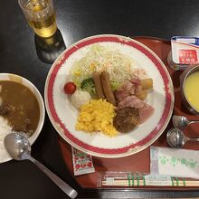 食事時間は3部制、早い者勝ちです