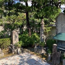 芹沢鴨、平山五郎のお墓もありました。