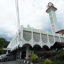 車が停まっている向かいの扉が広報入口