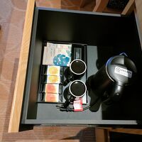 湯沸かしポットとマグカップ、お茶とコーヒーなどは引き出しの中