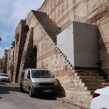 カーリエ博物館近くの城壁には上れないようになっていました。