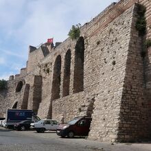 城壁に造られた門の一つのエディルネ門近く