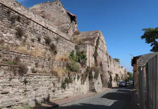万里の長城を思わせるテオドシオスの城壁
