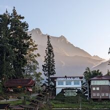 公園事務所とキナバル山