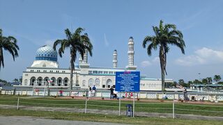 コタキナバル市内にある立派なモスク