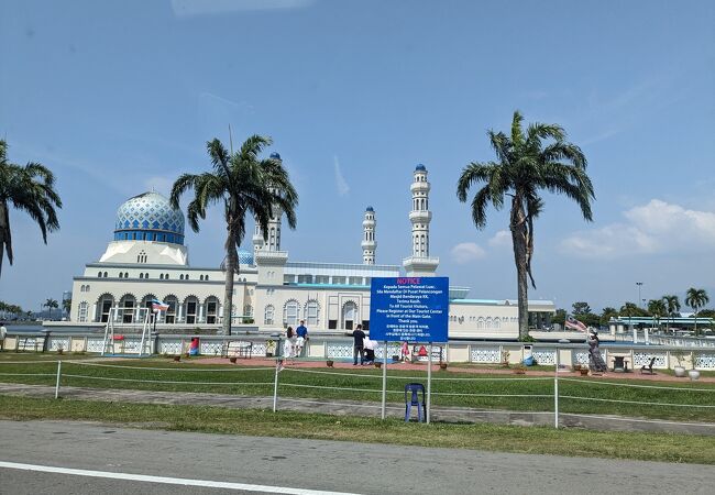 コタキナバル市内にある立派なモスク