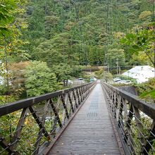 国道側から見た吊り橋