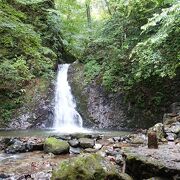 竜化の滝への遊歩道にある小さな滝