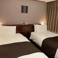 綺麗に清掃されています。ツインの部屋です。枕も1人２つずつ