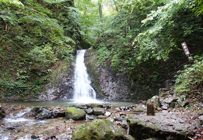 竜化の滝への遊歩道にある小さな滝