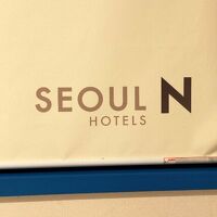 ブラインドを上げても、半分はビルの壁です