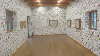 六花亭の包装紙の草花を描いた