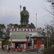 高さ17mの弘法大師像がシンボルです