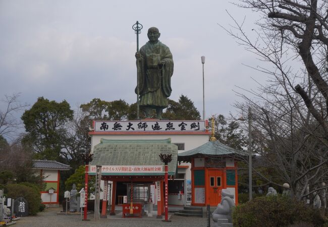高さ17mの弘法大師像がシンボルです