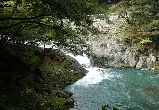 箒川の本流が小さな滝になっている。