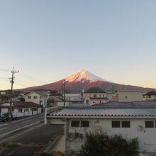 部屋からの紅富士