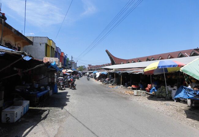 生活用品が揃う市場
