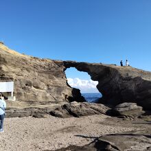 島南部の馬の背洞門