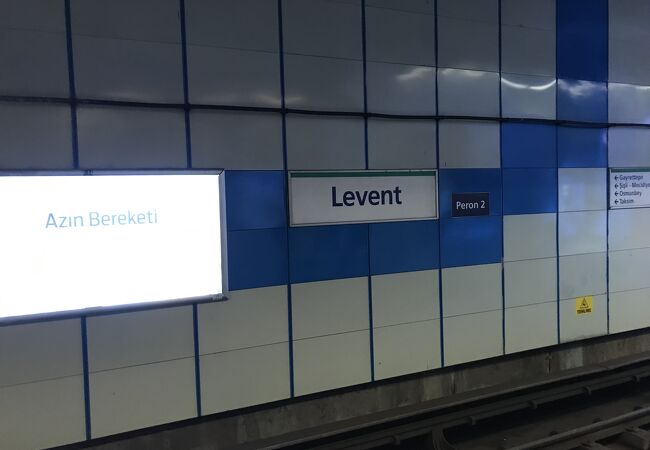 M2線とM6線が交差する駅