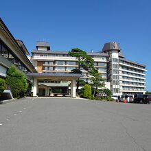 高台に建っています