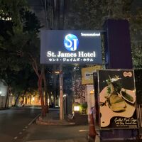 ソイ26を進むと日本語のサイン