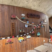 右奥に見えるのが足湯です