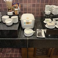 朝食には納豆、味噌汁、数種類のふりかけ