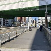 かつては大阪市電が走っていた大通りにかかる橋