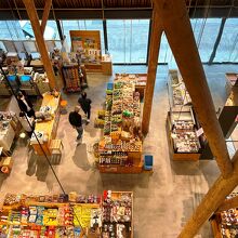 ２階客室のドアを開けると、眼下に街の駅が見渡せます