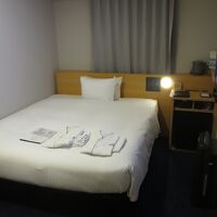 そう広くない部屋にキングベッドがあるからベッド周りが狭いです