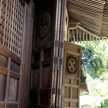 お寺の扉には浅野家と大石家の家紋。