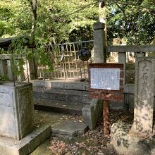 大石内蔵助の遺髪塚。寺坂吉右衛門が持ち帰ったそうです。