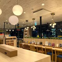 朝食スペースが、夜はビジネススペースになる。珈琲無料。