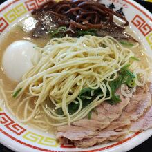 ゆで卵とチャーシューがついています。