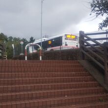 駅からバス、階段を降りてスロープカーの中腹駅です。