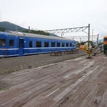 駅舎の大月駅寄りに展示されている寝台車両と急行形車両