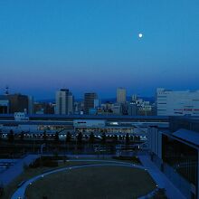 日の出前　月に男体山も見えます