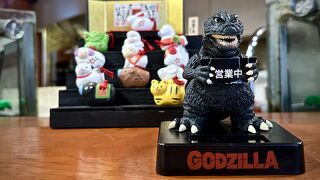 急に「アジフライ定食」が食べたくなった===！ら...夜はお鮨屋...か...（タニヤ通り中央辺り／BTSサラデーン駅／バンコク）