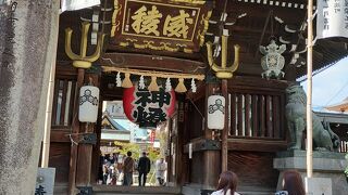 参拝客が大勢です。