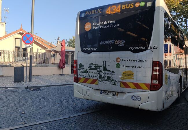 各観光施設は 一方通行の循環バスを利用する