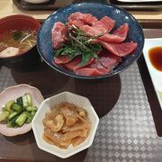 レストランのマグロ三色どんぶり