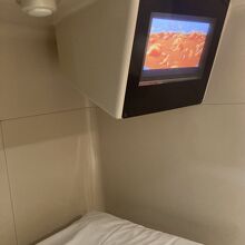 TV用のミニスピーカーが耳元に設置される good 