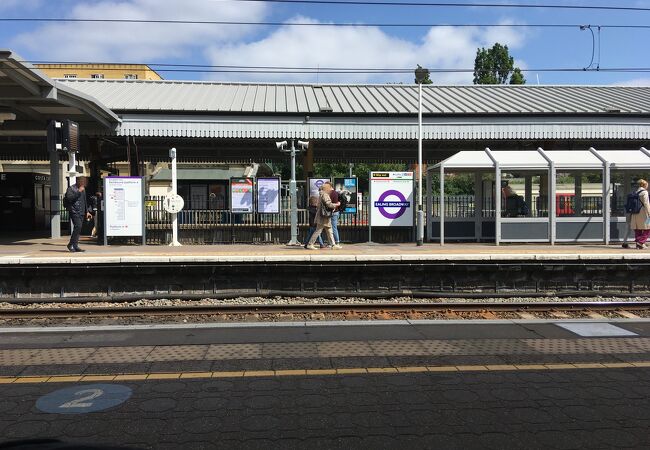 朝夕のラッシュ時は乗り換えや改札が大変