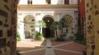 入り口は中庭を・・・