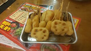 串カツ屋さんが多く、賑やかな名所