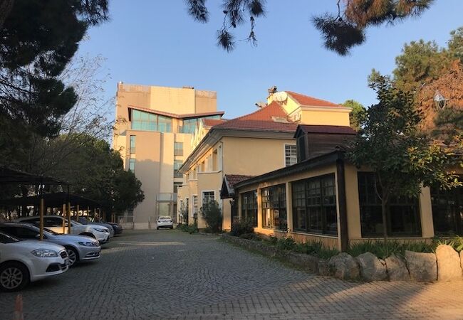 ヒルトン ホテル  トゥズラの地下