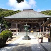 亜熱帯性の植物に囲まれたお寺